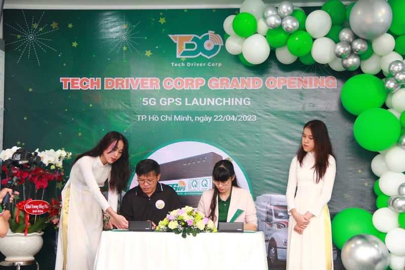lap-hop-den-dinh-vi-5g-gps-xe-grab-be-gojek-xe-tai-2-1